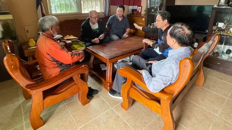 警方到金女家中宣導防詐騙須知。花蓮港警總隊提供