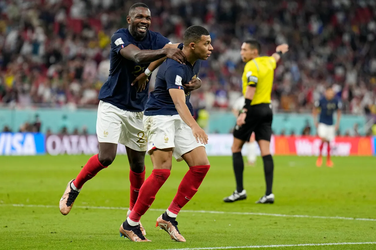 法国小图拉姆(左)助攻，穆巴佩攻进单场第2球，也是本届第5球与生涯第9球。  美联社