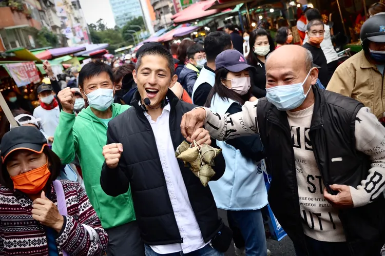 吳怡農今天到松山機場附近的濱江市場掃街，吸引大批民眾圍觀拍照。林林攝