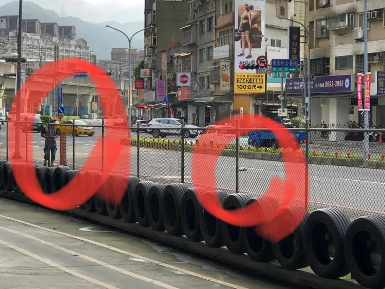 男子在大馬路上來回測試遙控車，危險行為造成其他用路人安危。PO文者授權