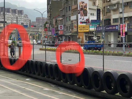 汐止大馬路上玩遙控汽車 民眾錄下危險行為PO網提醒