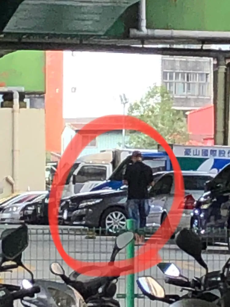 男子玩夠了就開車離去。PO文者授權