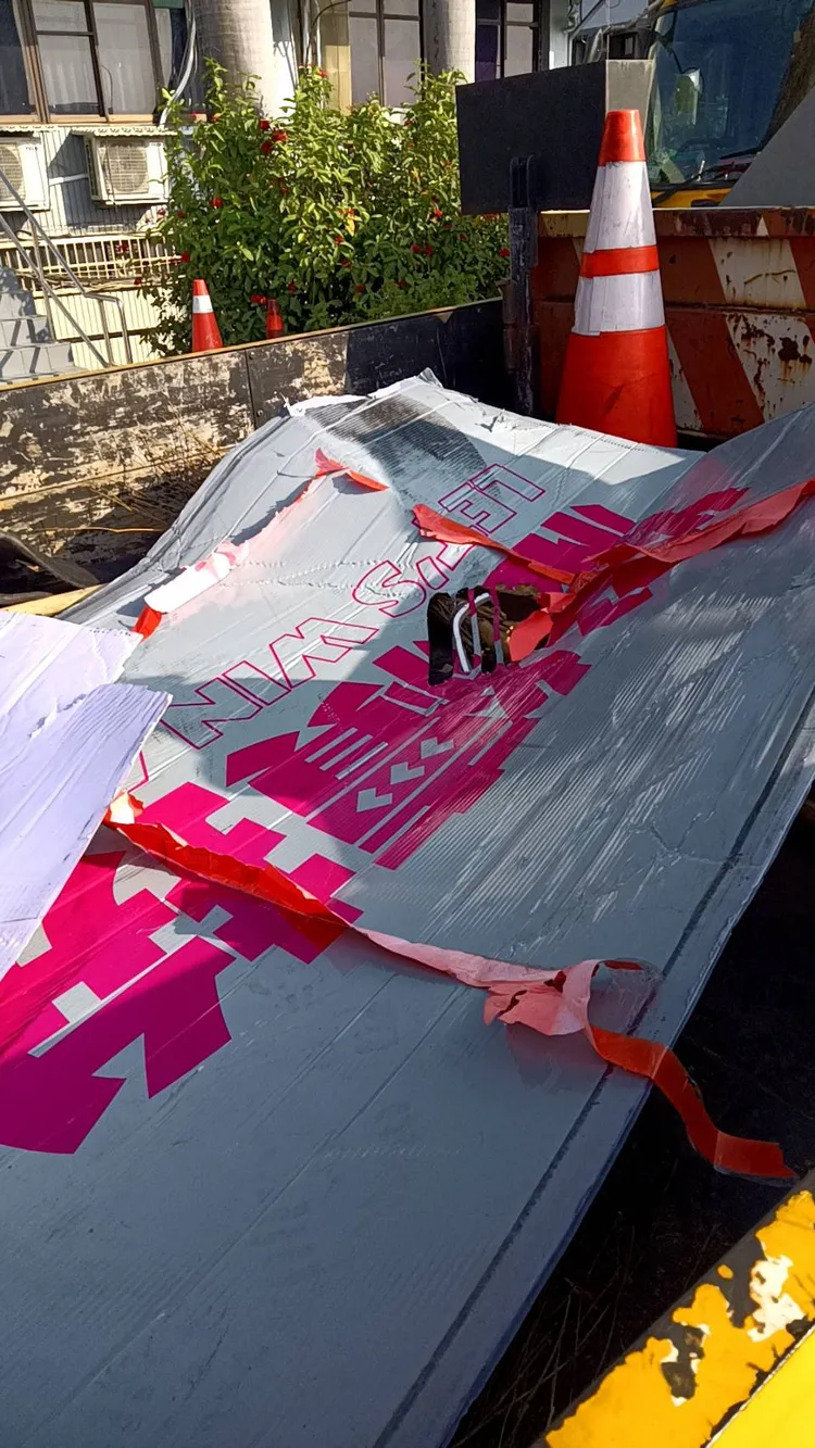 高工局派員至事發路段清理掉落物。警方提供