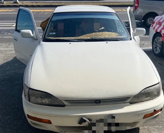 後方來車遭看版砸中。警方提供