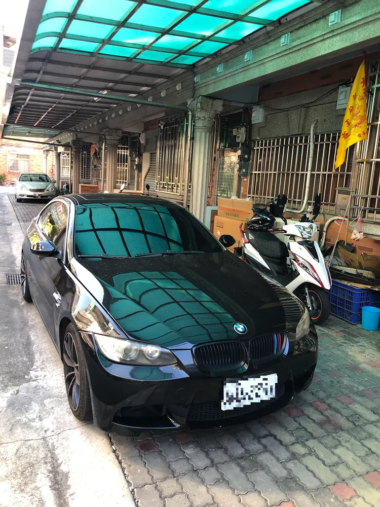 執行人員在許男住處發現其名下BMW轎車。台中分署提供