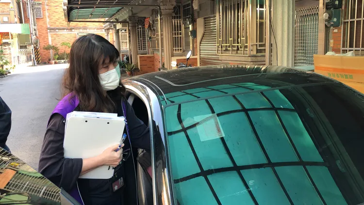 執行人員查封許男的BMW轎車。台中分署提供