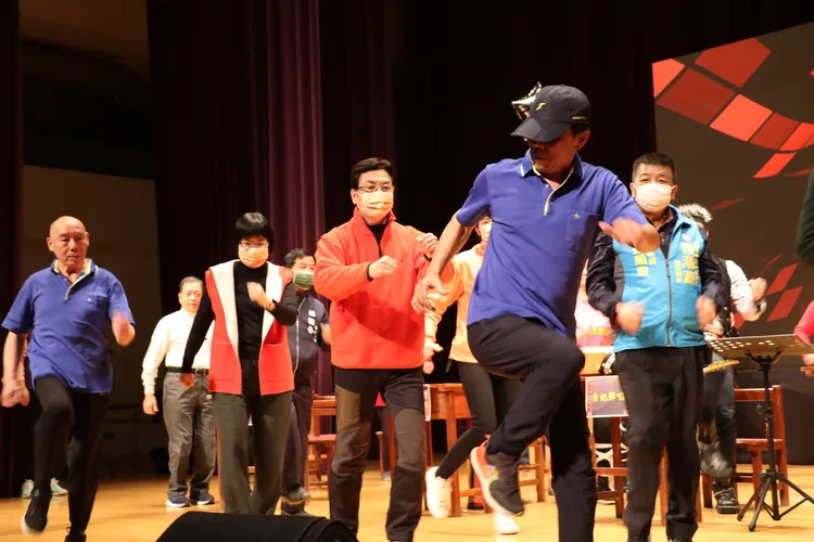 松大歐巴帶大家一起動健康  劉和然（中）跟著一起動。新北市府提供