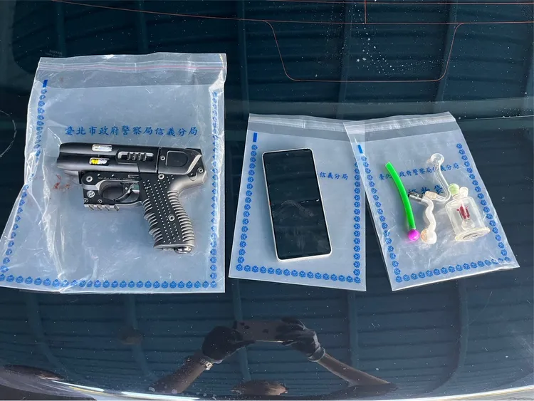 警方查扣的證物。翻攝畫面