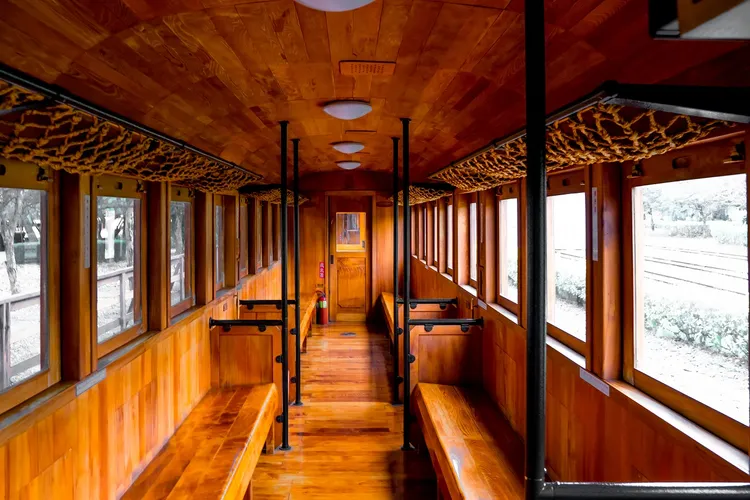 雄獅推出市場獨家鐵道賞櫻玩法，搭乘鳴日號和國寶級百年蒸汽檜木列車，到阿里山觀日出雲。雄獅提供