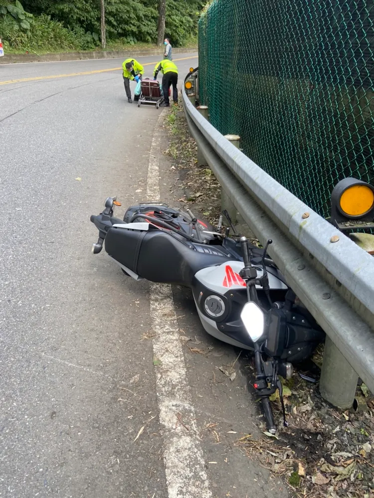 雷男所騎乘的機車，自摔後直接撞上護欄，而雷男則直接往對向公車撞上。警方提供