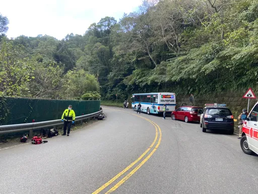 新北男騎車北宜過彎自摔 撞對向公車9名乘客受驚嚇