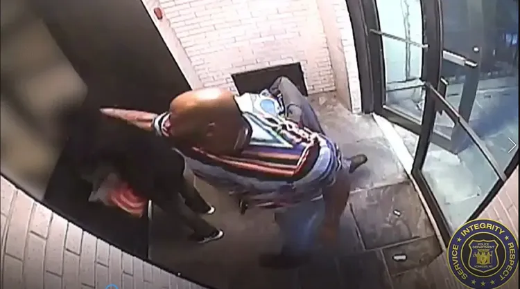 艾斯科對身材瘦小的婦人左右揮拳打了125下，還出腳猛踹。警方公布影像