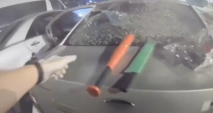 蔡男的轎車遭到砸毀。翻攝畫面