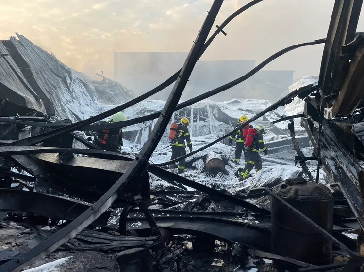 消防人員清理火場時，發現一名男性不幸葬身火海。讀者提供