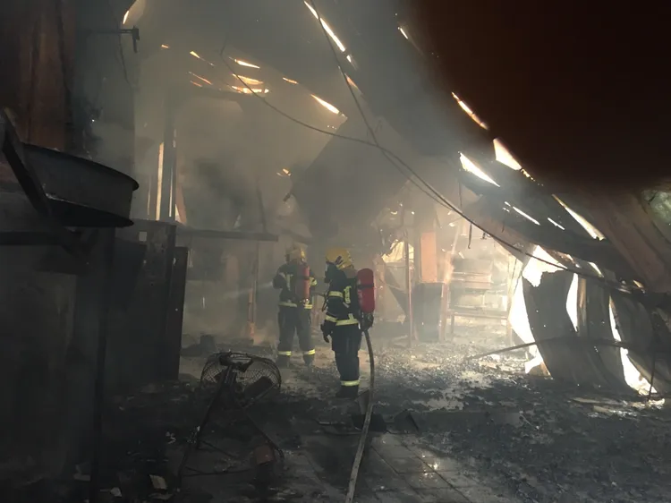 消防人員深入火場滅火。讀者提供