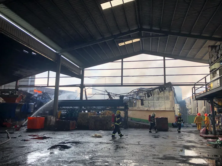 火勢1個多小時撲滅，消防人員清理火場時發現一具男性焦屍。讀者提供