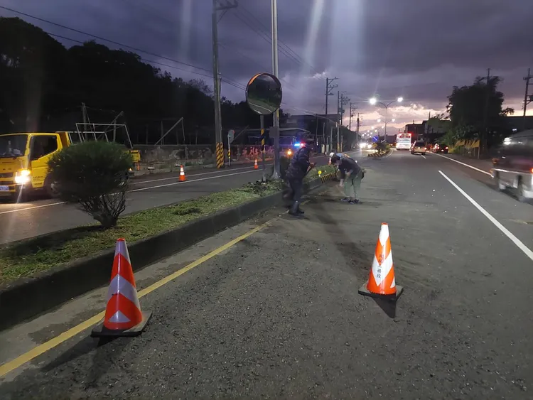 現場清潔人員道路清除整理。警方提供