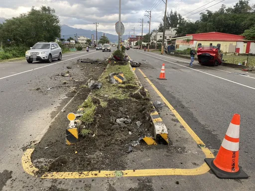 疑精神不濟駕車直直開　四輪朝天連分隔島都撞飛