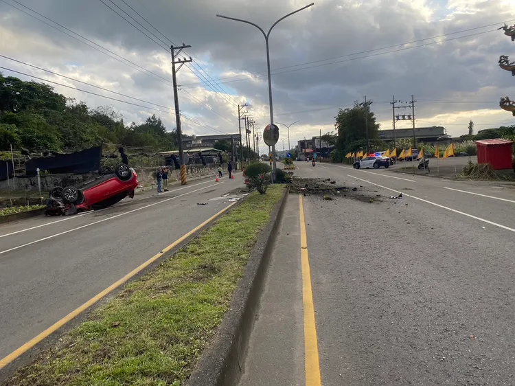 車禍現場車輛翻覆。警方提供