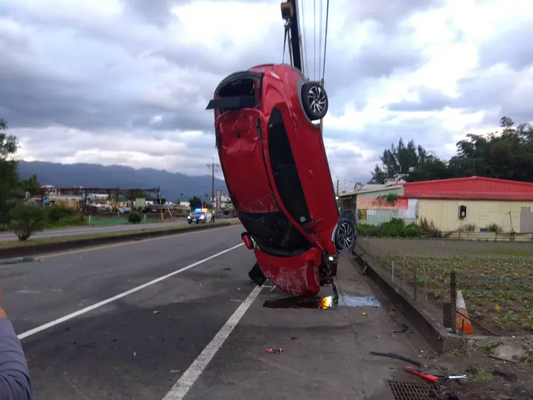 車禍現場拖吊車前來處理。警方提供