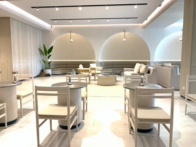 2樓半圓形沙發座位區。劉欣欣攝