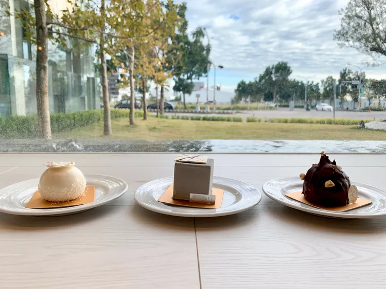 落地窗旁的座位可近距離欣賞屋外花園景致。劉欣欣攝