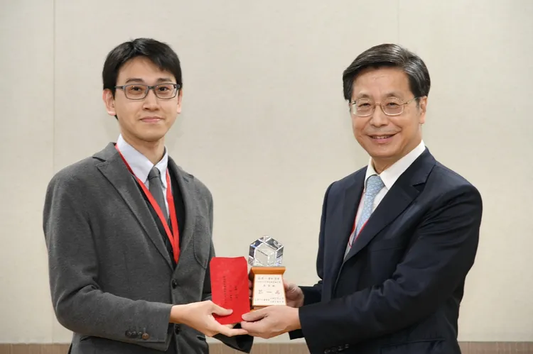 內科加護病房主任蘇珉一代表授獎。台東馬偕醫院提供