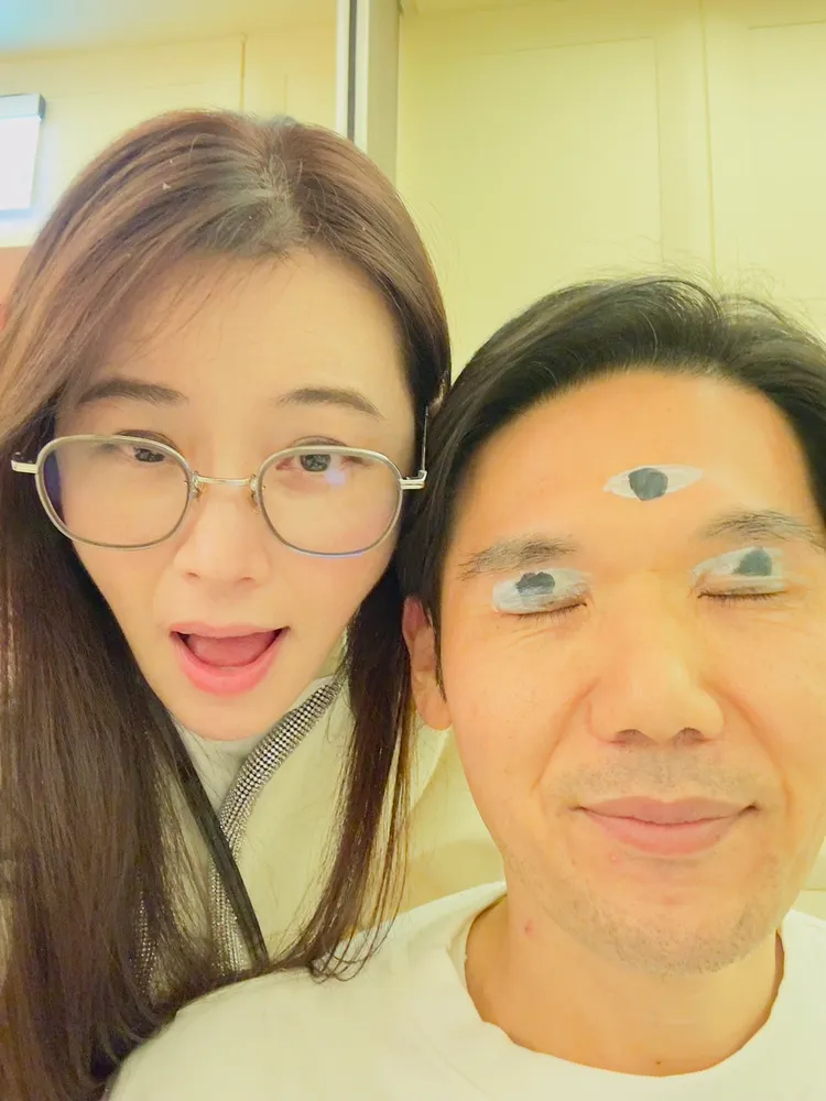 陳怡蓉（左）和老公很有生活情趣。安珀提供