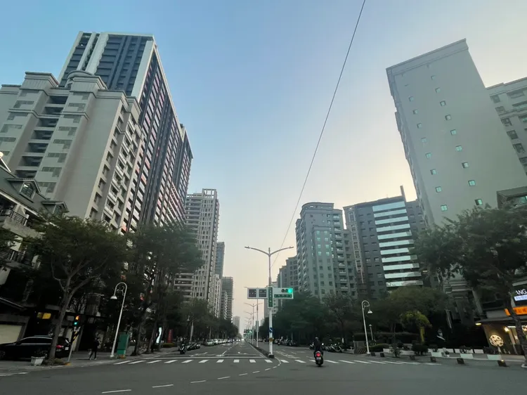 定居市區大不易，預算有限的人只能退讓，移居到蛋白區。林佩萱攝