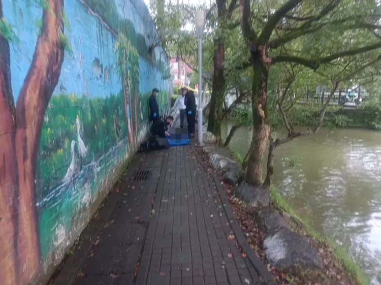 警消打撈起浮屍。翻攝畫面