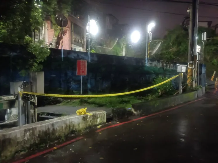 警消於現場拉起封鎖線。翻攝畫面