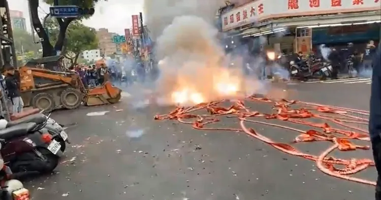 該宮廟在馬路上施放排炮。新北市消防局提供