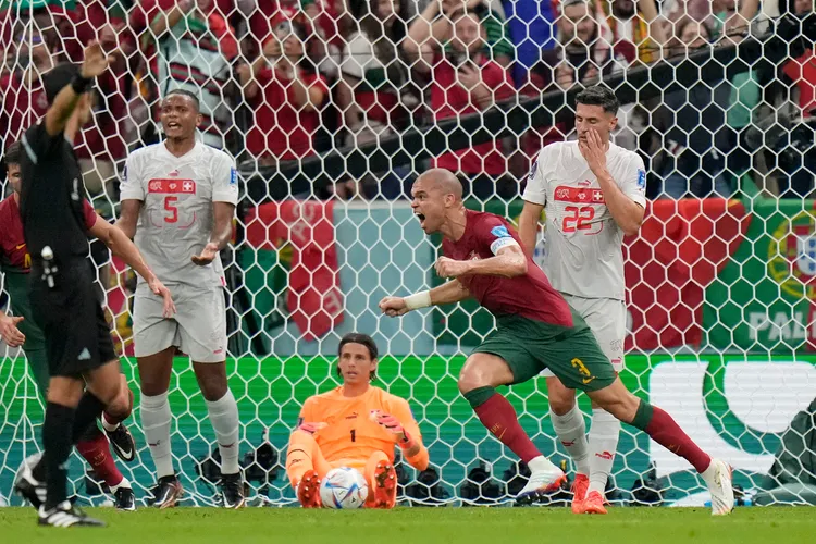 葡萄牙佩佩締造世界盃淘汰賽最老進球紀錄。  美聯社