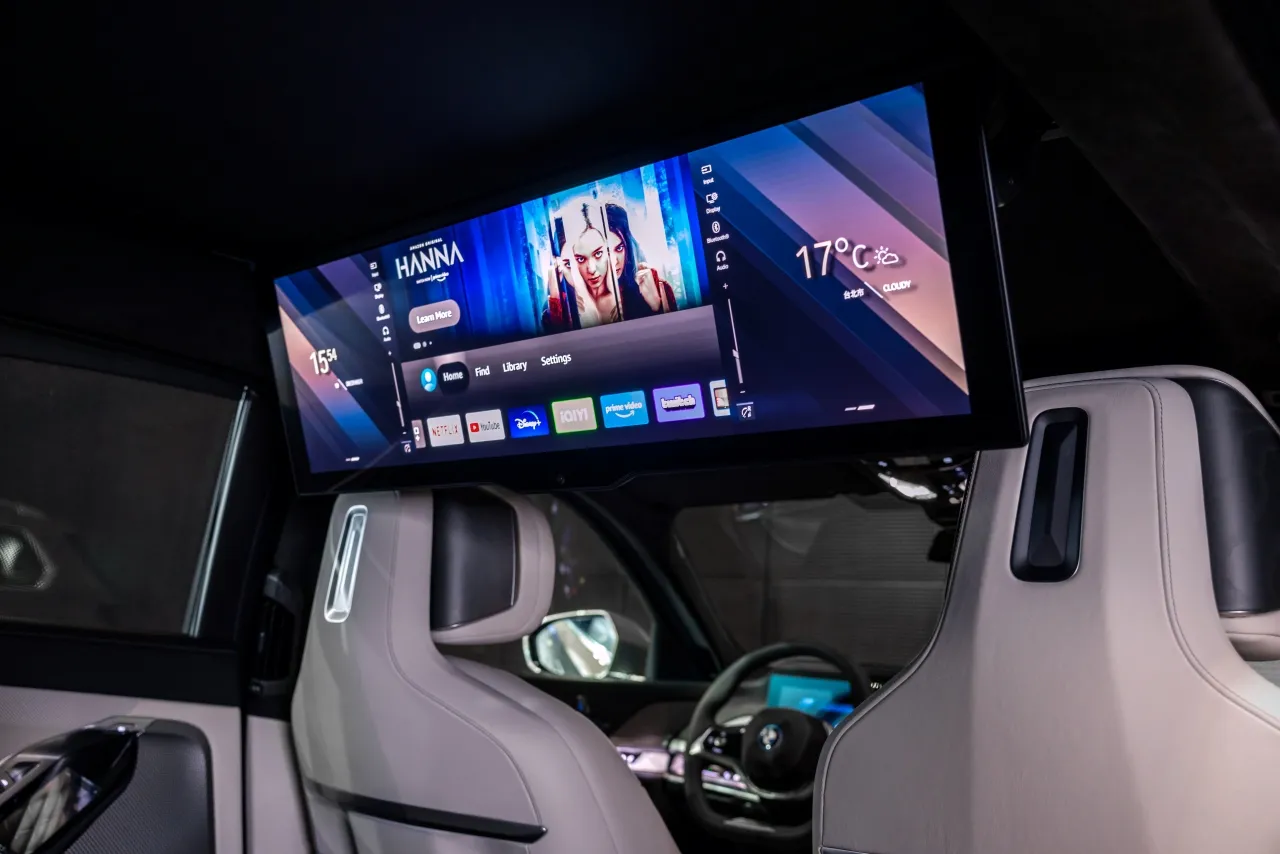 具備8K畫質的31.3吋BMW懸浮式劇院螢幕、Sky Lounge全景式玻璃車頂與Bowers & Wilkins頂級音響系統。業者提供