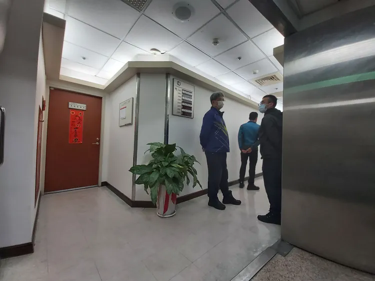 檢調人員在高虹安的辦公室外。莊宗達攝