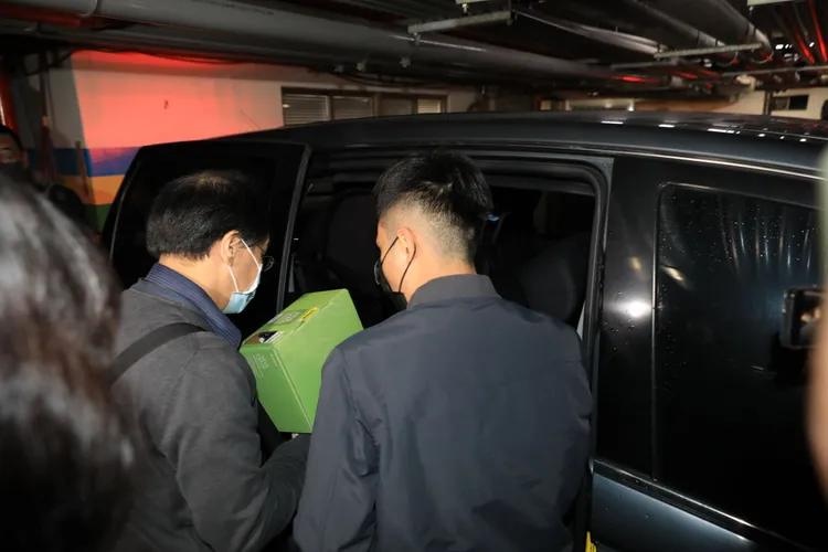 直到中午搜索結束，辦案人員帶回裝著證物的紙箱。莊宗達攝