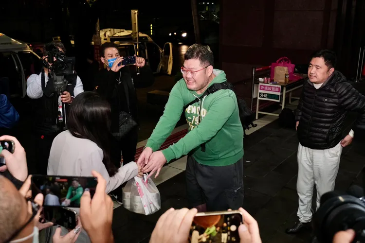 四叉貓送海鮮粥給女記者，還說要向高虹安喊話「加油喔」。