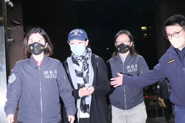 高虹安凌晨0時許移送北檢複訊。陳志淵攝