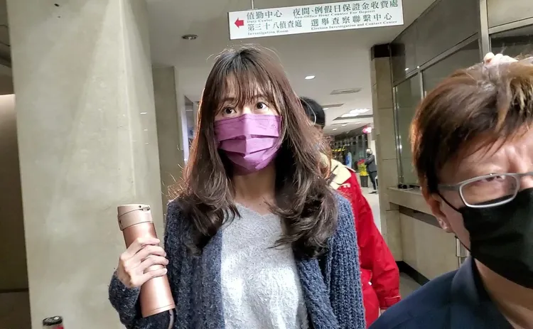 王郁文10萬交保離去，這回不再遮掩，張著無辜大眼，但手裡的保溫瓶仍握緊緊。呂志明攝