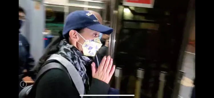 高虹安面對支持群眾喊話，雙手合十。呂志明攝