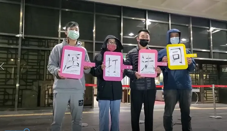 4名民眾凌晨3時許到地檢署外聲援高虹安。呂志明攝