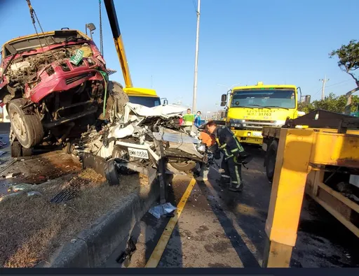 台中重大車禍!8輛大小車輛撞一團 女乘客無生命跡象搶救中