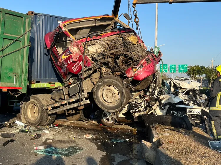 曳引車車頭幾近全毀，顯見撞擊力道猛烈。讀者提供