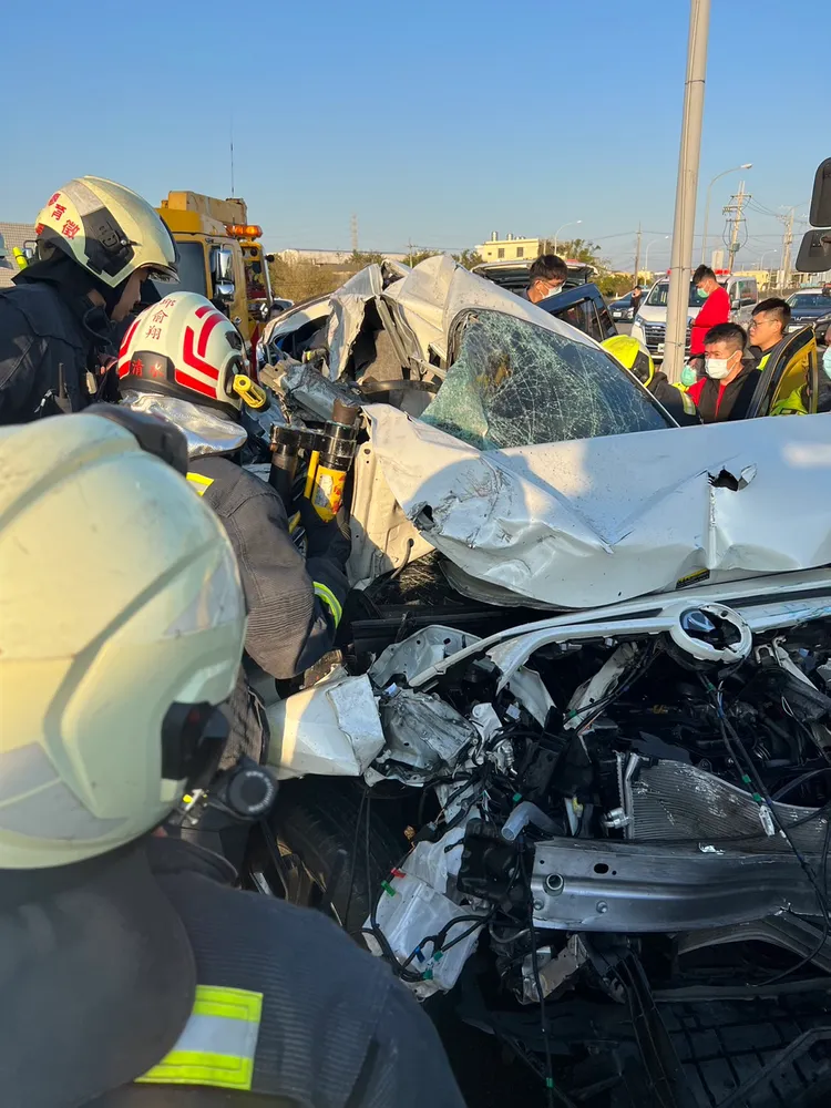 消防人員利用器材破壞車體，將受困女乘客救出送醫。讀者提供