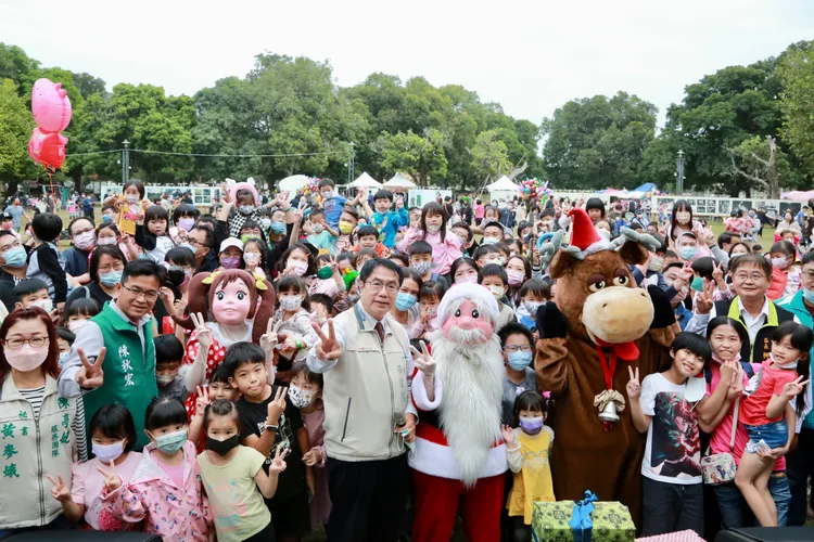 ’黃偉哲到場同歡，預告還有三場演唱會。市府提供