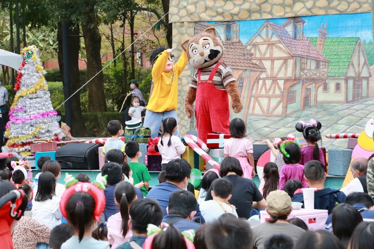 劇團演出帶動氣氛，歡笑一籮筐。市府提供