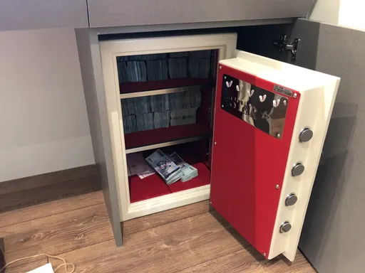 保險箱298萬不翼而飛　「女會計常開」卻獨缺她指紋！反成犯案鐵證