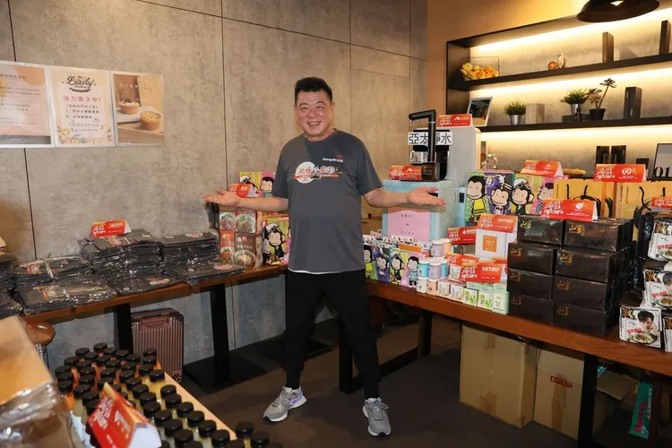 孫德榮跨界當YouTuber成立頻道「孫腫來了」，至今拍了上百支影片。資料照片