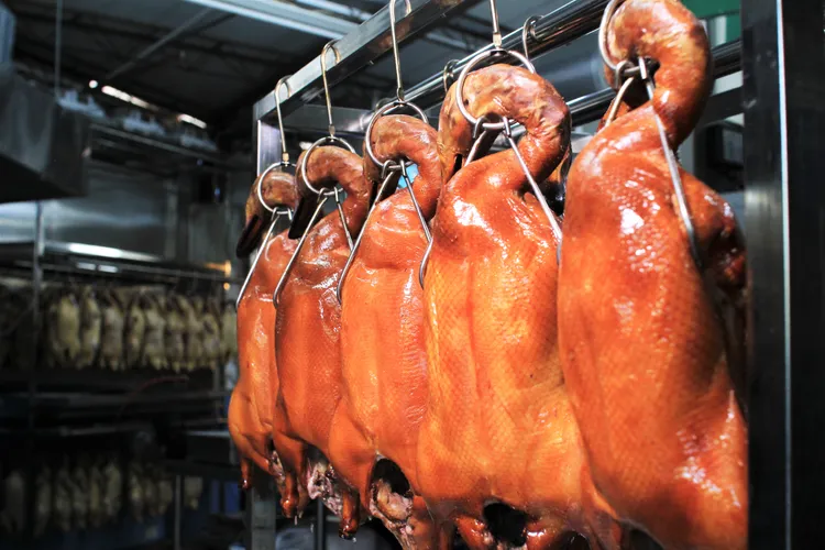 選用櫻桃鴨來製作烤鴨，比起坊間常見的土番鴨成本更貴，拿捏好麥牙糖與醋水比例，再外加長時間醃漬自，烤好後外皮如琥珀色明亮誘人。業者提供