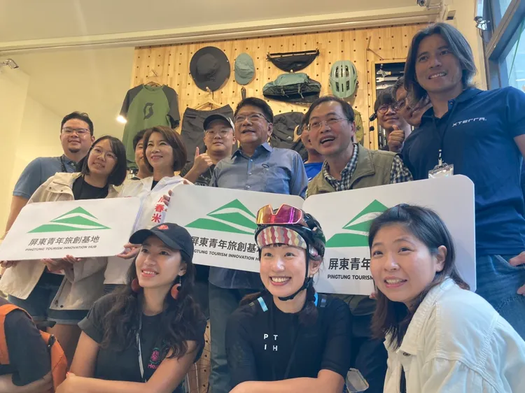 潘孟安與旅創基地的年輕朋友們合照。陳宏銘攝